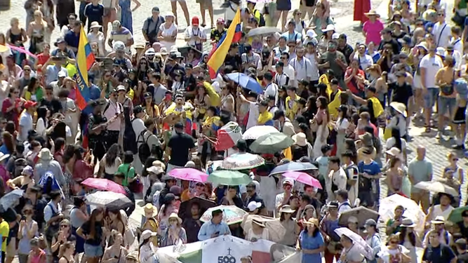 Peregrinos colombianos en la plaza de San Pedro