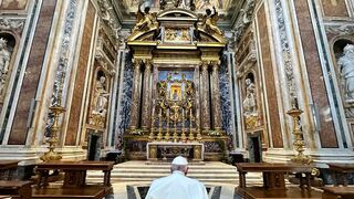 Francisco reza en la basílica de Santa Maria Magiore