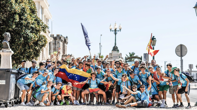 Jóvenes españoles y latinoamericanos por las calles de Lisboa