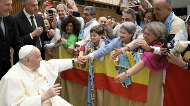 El papa Francisco saluda españoles