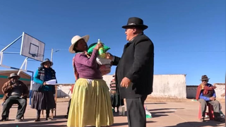 Obispo de Corocoro entrega ayudas