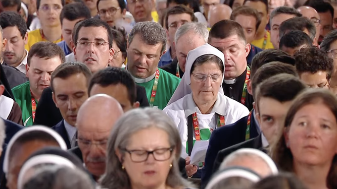 Asistentes al rezo de vísperas con Francisco en los Jerónimos de Portugal