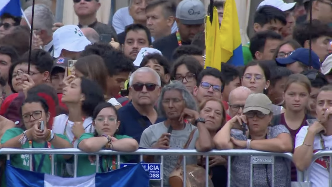 Los fieles esperan para ver al Papa en las calles de Lisboa
