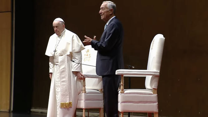 E presidente de Portugal aplaude al Papa durante su visita a Lisboa para la JMJ 2023