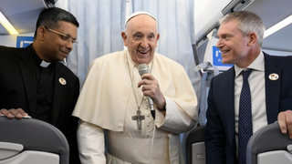 El Papa se dirige a los periodistas en el avión que le llevaba a Lisboa