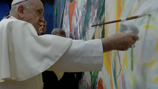 Francisco da la pincelada final al mural
