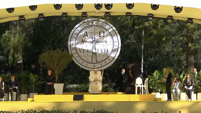 Estrado con el Papa en la Universidad Católica