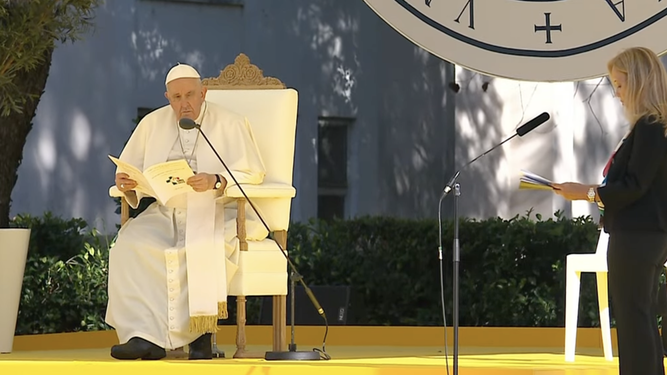 Francisco, junto a la rectora de la Universidad Católica Portuguesa