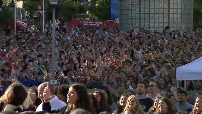 Los jóvenes estudiantes católicos reciben al Papa