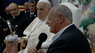 José María del Corral, presidente de Scholas, entrega al Papa el pincel