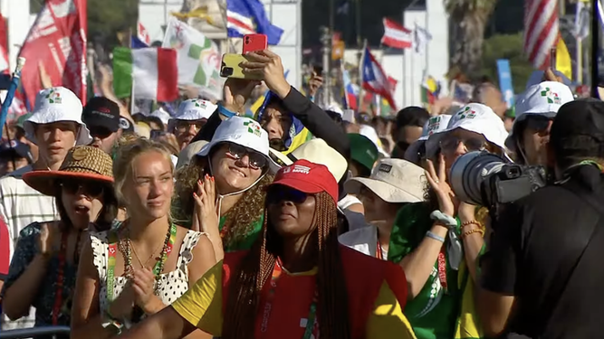 Jóvenes asistentes a la ceremonia de acogida en el Parque Eduardo VII