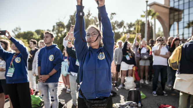 Jóvenes durante el encuentrol de universitarios con el Papa en la JMJ de Lisboa