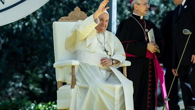 El Papa saluda a los jóvenes