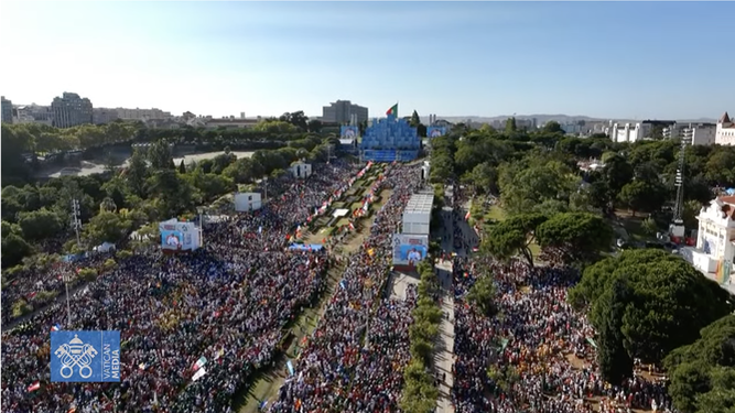 Vista del Parque Edurdo VII lleno de miles de jóvenes en la ceremonia de acogida