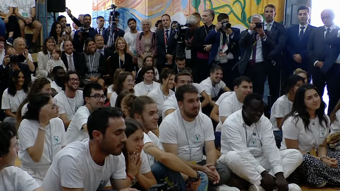 Los jóvenes de Scholas escuchan al Papa