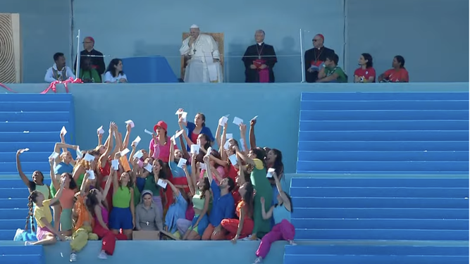 Los jóvenes muestran las cartas dirigidas por ellos al Papa
