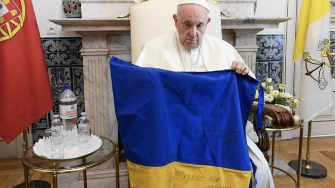 El papa y bandera de Ucrania