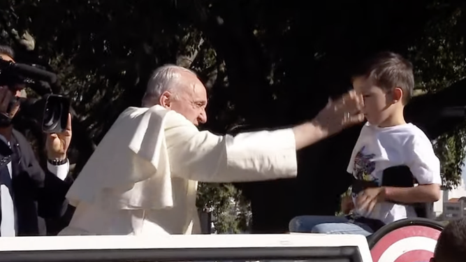 El Papa se detuvo a bendecir a un pequeño en silla de ruedas