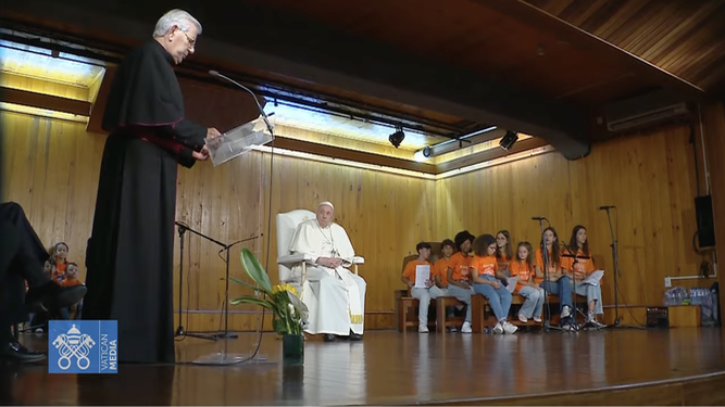 Don Francisco, el párroco, da la bienvenida al Papa