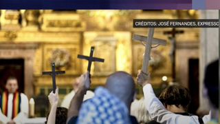 Fotograma de la televisión portuguesa informando del asalto a la misa LGTB