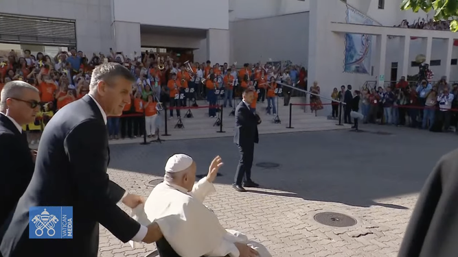 Francisco, a su llegada al Centro Parroquial de San Vicente de Paúl