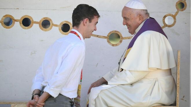 Francisco con unos de los jóvenes a los que confesó