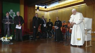 Francisco reza en el centro parroquial San Vicente de Paúl