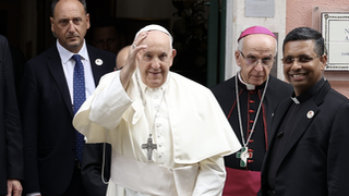 Francisco sale de la Nunciatura en Lisboa