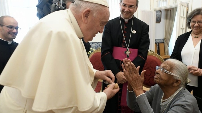 El Papa Francisco saluda a una anciana de 106 años