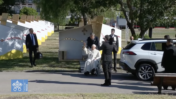 El Papa, tras confesar a algunos jóvenes en el Parque del Perdón