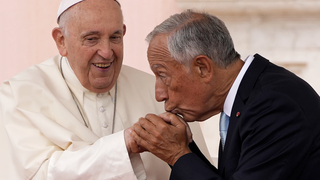 Marcelo de Sousa, presidente de Portugal, besa la mano del Papa