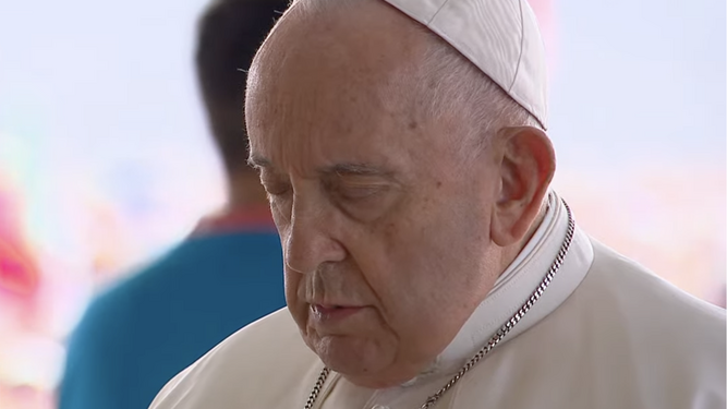 Francisco, durante el rezo del rosario