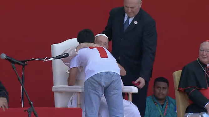 El papa Francisco abrazo al voluntario Francisco, que dijo que quería ser santo