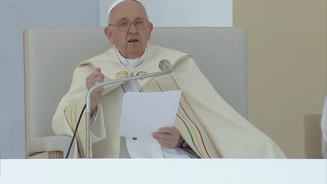 Francisco se dirige a los jóvenes durante la homilía