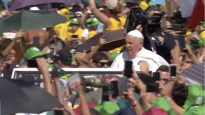 Francisco pasa con el papamóvil por delante de los jóvenes
