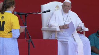 Una joven voluntaria se dirige a Francisco