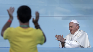Francisco aplaude a los jóvenes en la JMJ de Lisboa