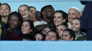 Francisco, rodeado de jóvenes en la JMJ de Lisboa