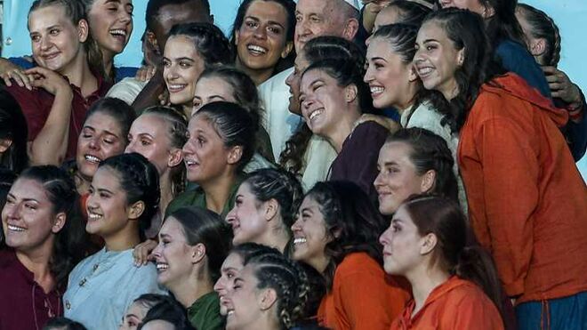 Los jóvenes rodean al papa Francisco en la JMJ de Portugal