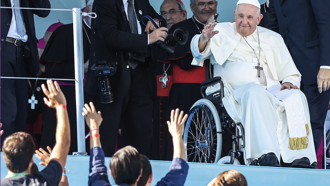 Los jóvenes saludan al papa Francisco en la JMJ de Lisboa