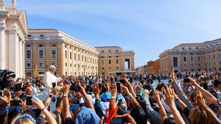 Los fieles saludan al papa Francisco a su paso en el Vaticano