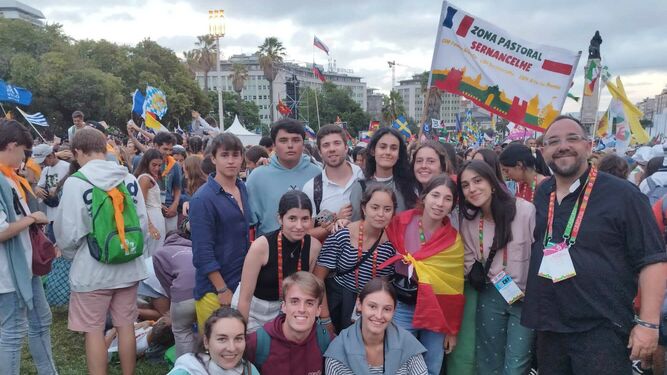 Toño Casado con un grupo de jóvenes