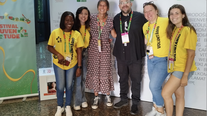 Toño Casado con un grupo de voluntarias