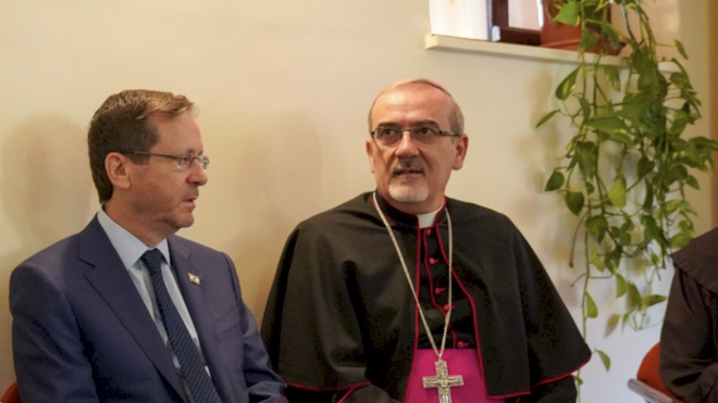 El presidente israelí, Herzog, con el patriarca latino Pizzaballa
