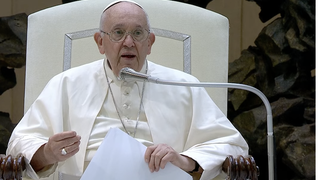 Francisco deja los papeles del discurso para ponerse a improvisar