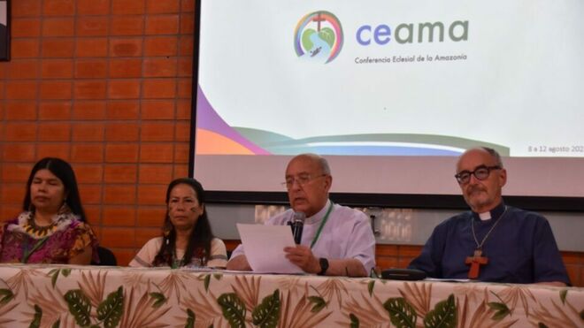 Barreto, en el centro, durante la apertura de la asamblea de la Ceama.jpg