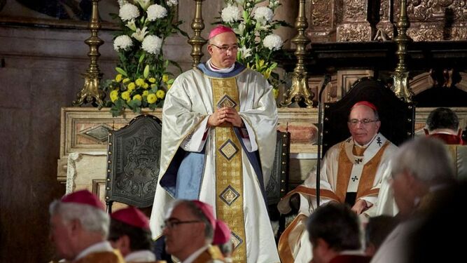 Rui Valério (de pie), con Manuel Clemente, patriarca emérito de Lisboa
