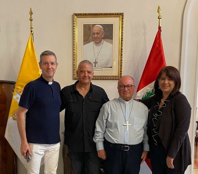 Pedro Salinas y Paola Ugaz, con Sciclina y Bertomeu