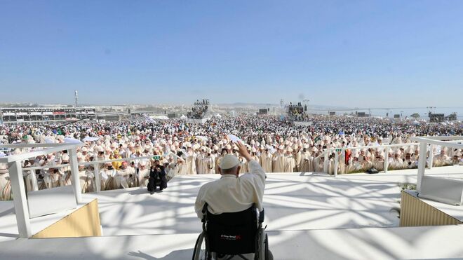 El Papa saluda a los jóvenes en el parque Tejo