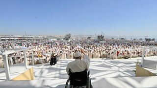 El Papa saluda a los jóvenes en el parque Tejo